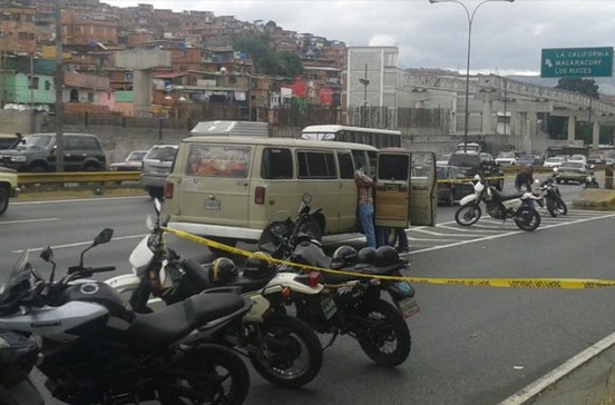 Dos muertos dejó tiroteo en camionetica por puesto en la autopista Francisco Fajardo (Foto)