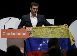 Albert Rivera, candidato a la presidencia del Gobierno español, cerró campaña con el tricolor nacional (Foto)