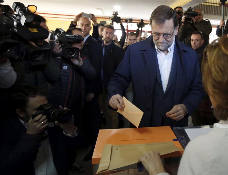 Rajoy anima a votar en una jornada electoral marcada por la expectativa de los resultados