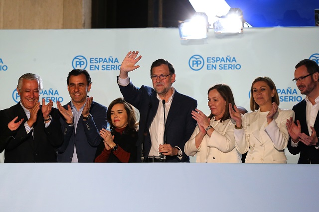 El presidente del gobierno español Mariano Rajoy se dirige a sus seguidores en la sede del PP en Madrid. AFP