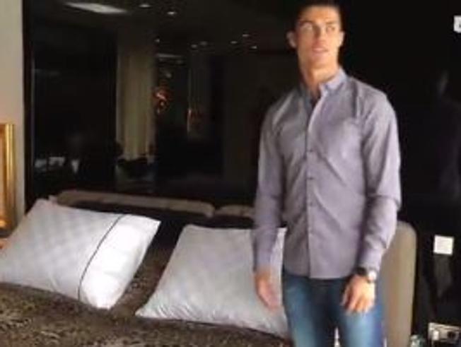 Cristiano muestra su casa en Madrid y desea Feliz Navidad en un video