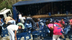 Saquean camión de cerveza en la autopista Valencia- Puerto Cabello (Video)