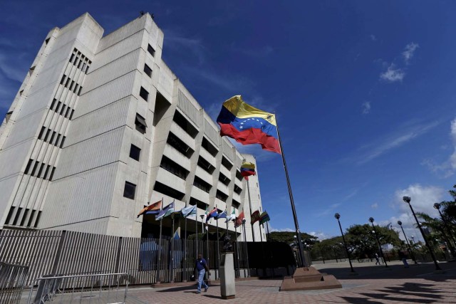 A man walks in front of a building of the Venezuela Supreme Court in Caracas December 23, 2015. Venezuela's Congress on Wednesday named 13 justices to the Supreme Court in a manoeuvre critics slammed as a last-minute court-packing scheme by the Socialist Party in the final days before it loses control of the legislature in January. REUTERS/Carlos Garcia Rawlins