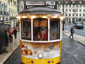 Papá Noel cambia los renos por el tranvía en Lisboa