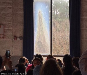 ¿Milagro de Navidad? Apareció la imagen de la Virgen en la ventana de una iglesia
