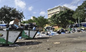 Montañas de basura contaminan el Hospital Central de Barquisimeto