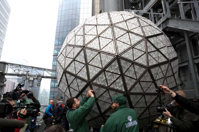 Electricians install Waterford Crystal triangles on the Times Square New Year's Eve Ball atop the roof of One Times Square in the Manhattan borough of New York, December 27, 2015.   REUTERS/Pearl Gabel