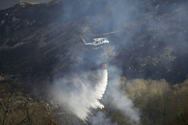 España despliega aviones y equipo para combatir 40 incendios