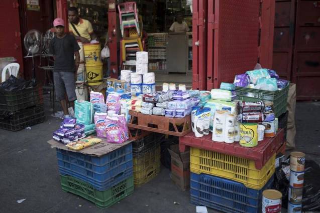 Bachaqueros venden productos en Petare Carlos Becerra / Bloomberg 