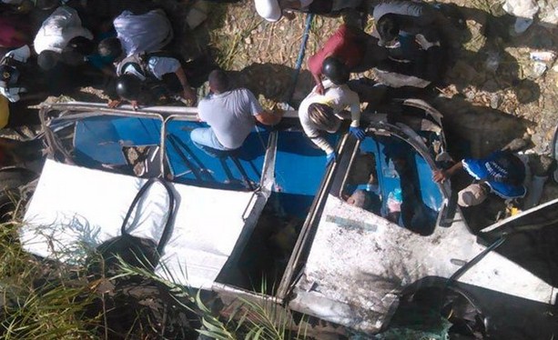FOTOS: 12 muertos al caer autobús por precipicio en Yaritagua