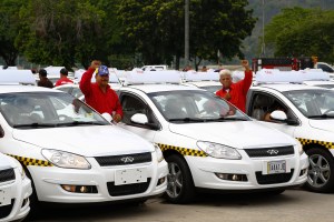 Maduro “recogerá” los diez mil taxis que repartió durante la campaña del #6D (Video)