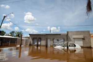 Decenas de miles de evacuados por inundaciones en Sudamérica