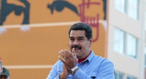 ¡Tocando tambores y bailando conga! Así resuelve Maduro la crisis económica (Video)