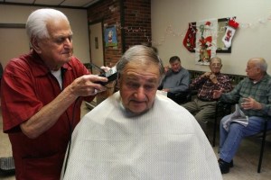 Barbero se retira luego de trabajar 68 de sus 90 años