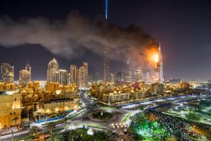 Focos de llamas continúan activos en el hotel The Address de Dubái