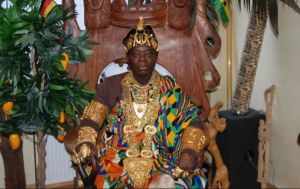 FOTOS: Así es la vida del rey africano que gobierna vía Skype