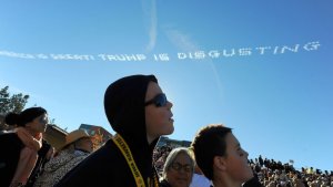 “Trump es repugnante”, escribieron en el cielo durante el Desfile de las Rosas (Fotos y video)