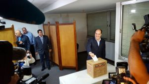 FOTOS: Ramos Allup y Julio Borges, los dos últimos votantes, sufragando