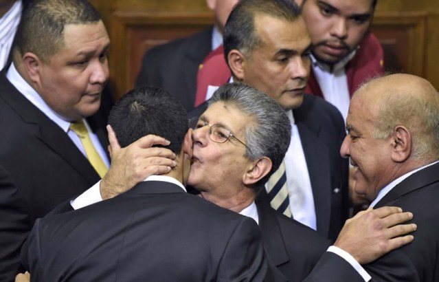 The new president of the Venezuelan parliament, deputy Henry Ramos Allup (C) is greeted by other opposition lawmakers at the parliament in Caracas, on January 5, 2016.  Venezuela's President Nicolas Maduro ordered the security forces to ensure the swearing-in of a new opposition-dominated legislature passes off peacefully Tuesday, after calls for rallies raised fears of unrest. AFP PHOTO/JUAN BARRETO / AFP / JUAN BARRETO