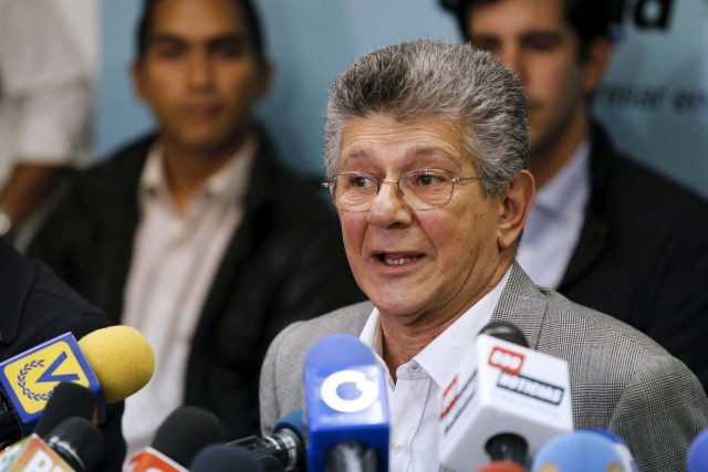 Henry Ramos Allup, deputy of Venezuelan coalition of opposition parties (MUD) addresses the media during a news conference in Caracas, January 4, 2016. Venezuela's opposition coalition on Sunday chose Henry Ramos to lead the country's National Assembly, which convenes Tuesday for its first session with an opposition majority in more than 16 years. REUTERS/Marco Bello