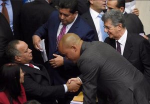 ¡Histórico! El apretón de manos entre el presidente saliente y el nuevo presidente de la AN (FOTO)