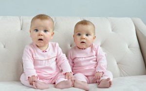 Si un gemelo sufre cáncer, el otro tiene más riesgo de padecerlo, según estudio