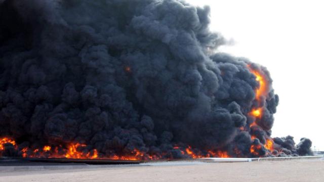 Fotografía de archivo tomada el 26 de diciembre de 2014 que muestra un incendio en un almacén de petróleo en al-Sidra (Libia) (Stringer - EFE)