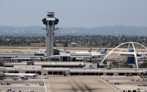 Amenaza de bomba fuerza a evacuar terminal de aeropuerto de Los Ángeles, EEUU
