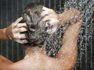 ¿Es sano no lavarse el pelo con champú?
