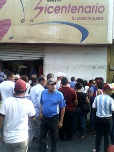 Las humillantes colas para comprar comida en Carora este #8E (video)