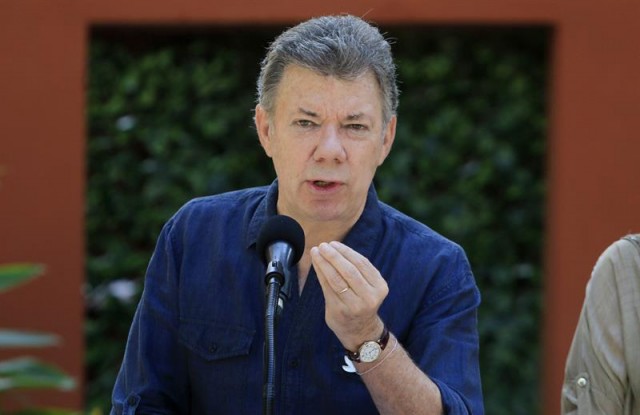 El presidente de Colombia, Juan Manuel Santos (i), habla para la prensa hoy, viernes 8 de enero de 2016, en Cartagena (Colombia). EFE