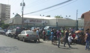 Persisten colas en busca de comida en Anzoátegui