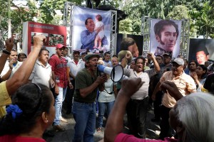 Colectivo chavista amenaza a los opositores por la retirada de los retratos de Chávez y Bolívar
