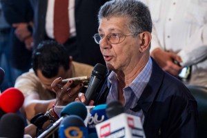 Sigue la escalada de violencia: Ramos Allup denuncia persecución a diputados opositores