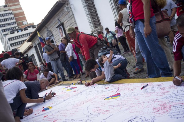CAR01. CARACAS (VENEZUELA), 09/01/2016.- Miembros de la juventud del PSUV y del Partido Comunista (PCV) se reúnen en la casa-museo del prócer independentista Simon Bolívar, ubicado a dos cuadras de la sede del Poder Legislativo en la ciudad de Caracas (Venezuela) hoy, sábado 9 de enero de 2016, con la intención de pintar murales y representaciones del Libertador como forma de protesta por las acciones tomadas por el presidente de la Asamblea Nacional, Henry Ramos Allup, de retirar imágenes de Hugo Chávez y de Simón Bolívar de la sede de la institución en días recientes. El Partido Socialista Unido de Venezuela (PSUV) y otras instancias chavistas no aceptaron las disculpas opositoras por el retiro de imágenes del prócer Simón Bolívar y del fallecido presidente Hugo Chávez y se movilizaron este sábado en varias ciudades en contra de lo que consideran "la ofensa". EFE/MANAURE QUINTERO