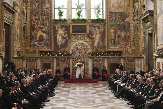 El papa Francisco ofrece un discurso durante la audiencia privada concedida al cuerpo diplomático en el Vaticano hoy, 11 de enero de 2016. EFE/Alessandro Bianchi / Pool 
