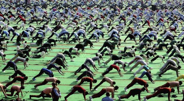 Profesores y estudiantes indios participan en una clase de yoga multitudinaria celebrada dentro del programa "Surya Namaskar" con motivo del 153 aniversario del nacimiento de Swami Vivekanand en Bhopal, el 12 de enero de 2016. EFE/Sanjeev Gupta