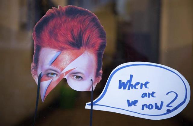  Imagen de una pegatina con la foto del desaparecido cantante británico David Bowie y el mensaje "Dónde estamos ahora", pegada por un fan en el portal de su antigua residencia en Berlín (Alemania), el 12 de enero de 2016. Bowie falleció el pasado domingo a los 69 años como consecuencia de un cáncer. EFE/Kay nietfeld