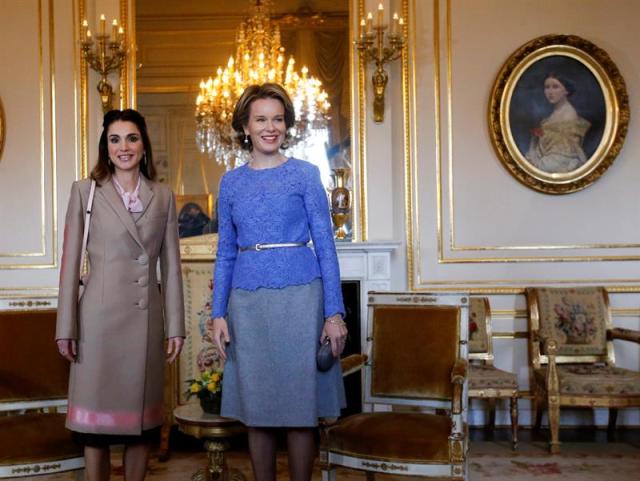 La reina Matilde de Bélgica (d) da la bienvenida a la reina Rania de Jordania antes de un almuerzo oficial en el Palacio Real de Bruselas (Belgica), el 12 de enero de 2016. EFE/Olivier Hoslet