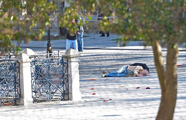 El cadáver de una víctima yace en el suelo tras registrarse una fuerte explosión en las inmediaciones de la Mezquita Azul, en el turístico distrito de Sultanahmet, centro de Estambul (Turquía), el 12 de enero de 2016. Al menos diez personas han muerto y otras quince han resultado heridas en la explosión, sin que se sepan aún las causas del suceso, informaron fuentes oficiales. EFE/Deniz Toprak ATENCIÓN EDITORES AL CONTENIDO GRÁFICO