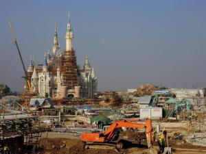 FOTO:  Así va la construcción del primer parque temático Disneyland en China