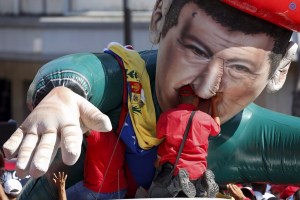 ¡Oh, mi Dios! Ya no es el Chávez de goma… Llegó el “Bebesote” de la boina (+Foto)