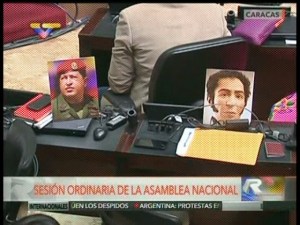 Diputados del Gobierno colocaron imágenes de Chávez y Bolívar en sus curules (Fotos)