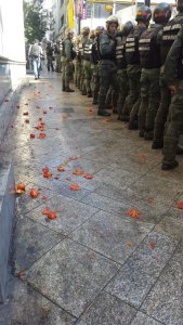 Chavistas lanzan tomates a diputados y periodistas en alrededores de la AN