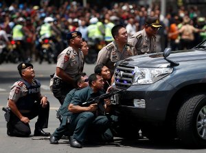 Atentados en Yakarta dejan al menos siete muertos, incluidos cinco asaltantes
