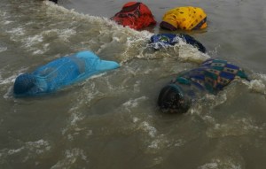 Fue encontrada una bebé en una caja flotando en el río Ganges