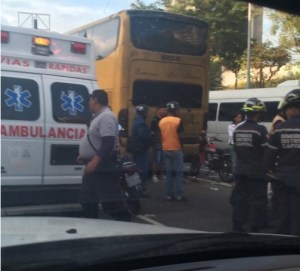 Accidente entre motorizado y autobús genera retraso en recta de La Urbina