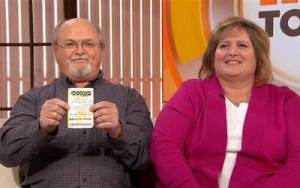 Una pareja de Tennessee, primera ganadora oficial de la lotería del siglo en EEUU
