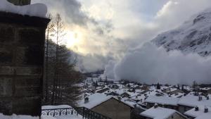 ¡Impresionante! Una avalancha de nieve devora un pueblo francés