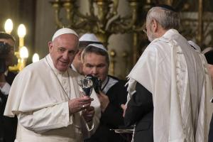 Papa Francisco lamenta muerte de judíos y dice que la violencia se contradice con la religión